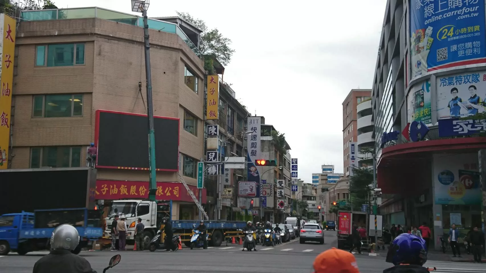 107.01.10 台北重慶北路電視牆