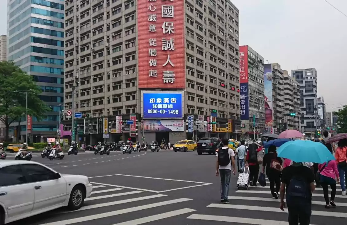 107.04.16 忠孝東路/基隆路口電視牆