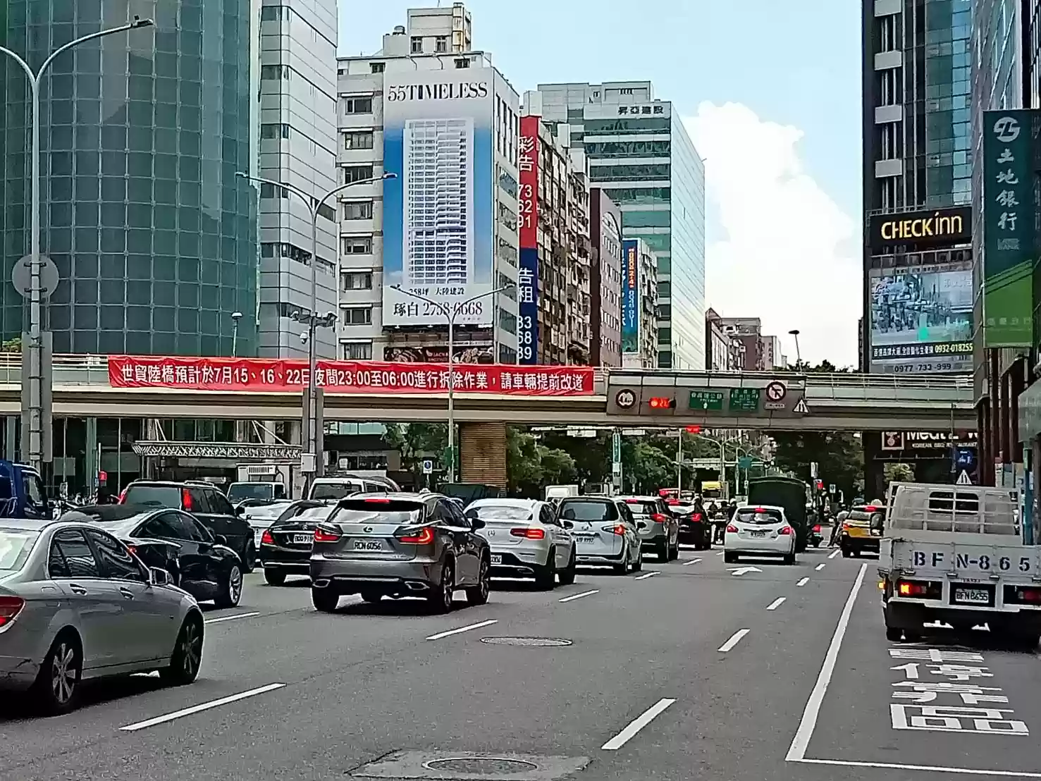 北市「世貿人行天橋」將退役， 電視牆晉升耀眼新星！