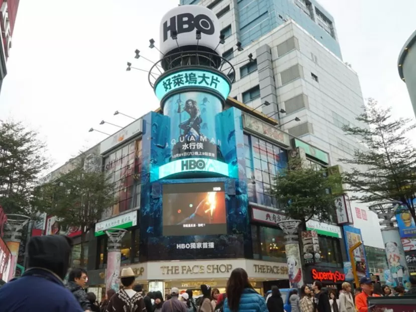 台灣粉絲應援霸主地位確認，西門町徒步區6號廣場電視牆