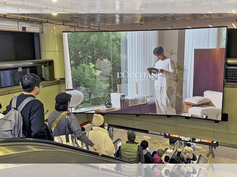 大廳層下樓梯電視牆｜R10-TV-042