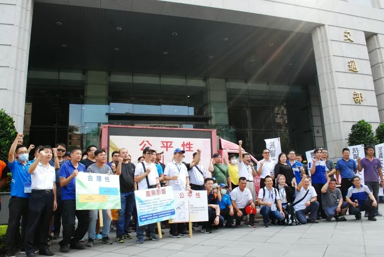 不滿六米車長做為大小貨車分界 IVECO經銷商、車主集結交通部前抗議！